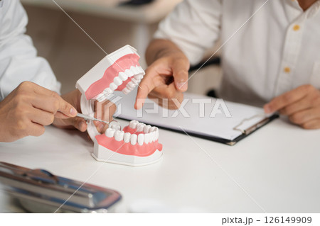 Dentist working tooth model, dentistry and recommend patient concept. 126149909