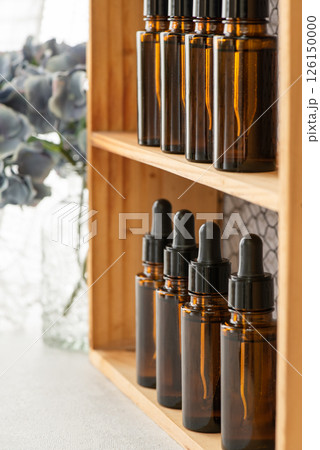 棚に並んだ遮光硝子製ボトル 126150000