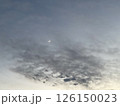 日没の空、一足はやく見えた三日月 126150023