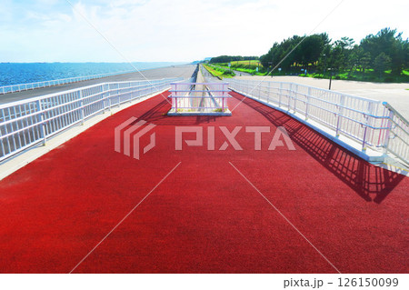 千葉県浦安市の浦安市墓地公園付近の日の出海岸沿い緑道のスロープの風景 千葉県浦安市の浦安市墓地公園付近の日の出海岸沿い緑道のスロープの風景 126150099
