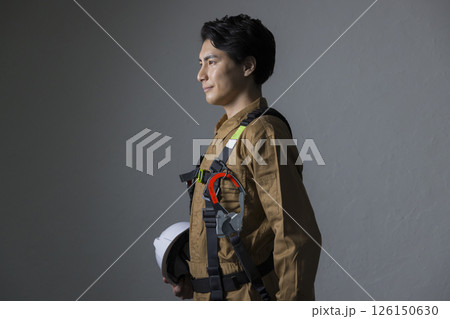 フルハーネスを装着した作業員の男性　 126150630