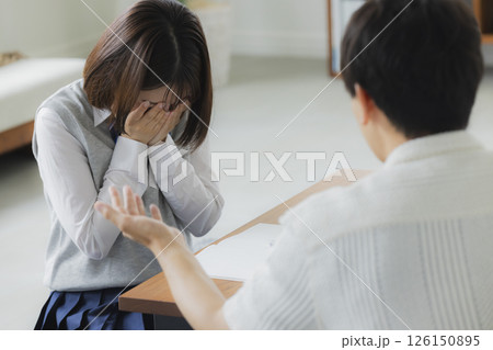 女子高生と父親 126150895