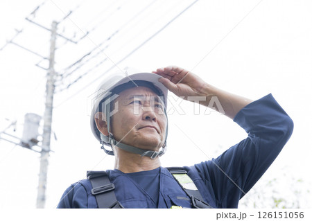 笑顔で立つシニアの作業員  126151056