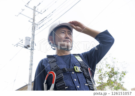 笑顔で立つシニアの作業員  126151057