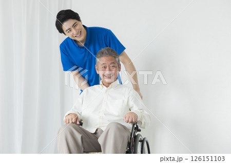 椅子に座るシニア男性　　  126151103