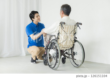 椅子に座るシニア男性 椅子に座るシニア男性 126151104