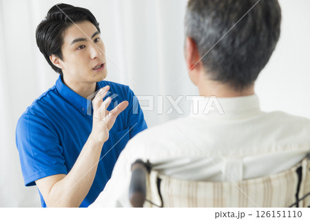 椅子に座るシニア男性　　  126151110