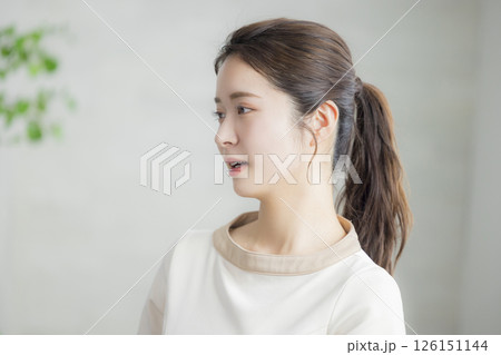 お肌のお手入れをアドバイスする女性 お肌のお手入れをアドバイスする女性 126151144