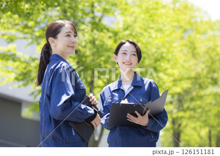 ビジネス　作業服を着ている女性のポートレート　撮影協力：スカパー東京メディアセンター 126151181