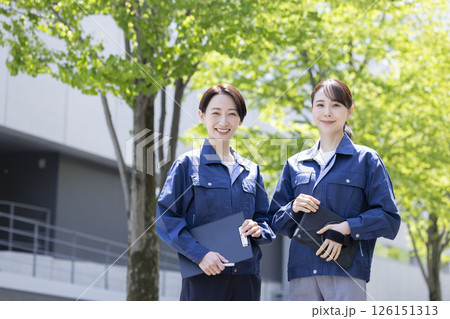 ビジネス　作業服を着ている女性のポートレート　撮影協力：スカパー東京メディアセンター 126151313