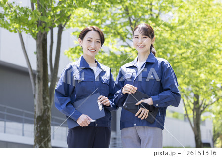 ビジネス　作業服を着ている女性のポートレート　撮影協力：スカパー東京メディアセンター 126151316