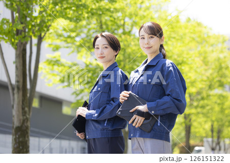ビジネス　作業服を着ている女性のポートレート　撮影協力：スカパー東京メディアセンター 126151322