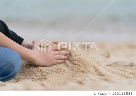 砂浜で砂遊びをする子供の手 126151831