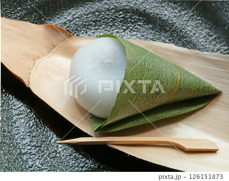 笹の葉で包んだ懐かしい味、笹もちを竹の皮と黒い皿で撮影した写真 126151873