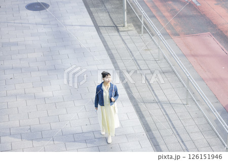 ストリートスナップ　街を歩く若い女性　俯瞰　 126151946