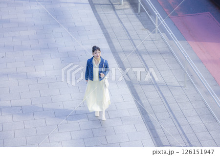 ストリートスナップ　街を歩く若い女性　俯瞰　 126151947