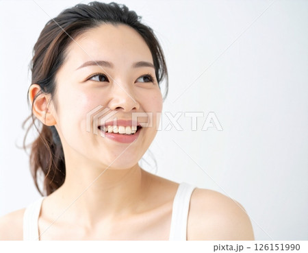 肩を出したナチュラルな笑顔の若い女性 126151990
