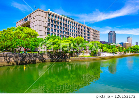大阪市役所と土佐堀川 126152172