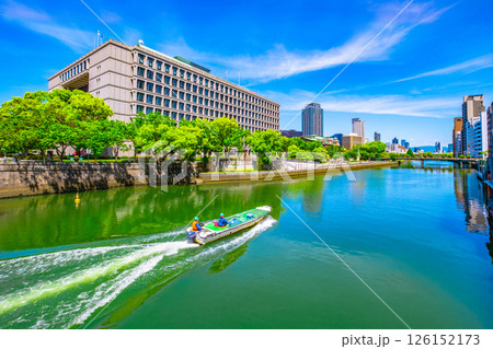 大阪市役所と土佐堀川を行くボート 126152173