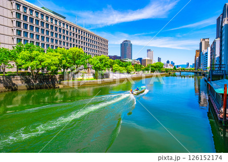 大阪市役所と土佐堀川を行くボート 大阪市役所と土佐堀川を行くボート 126152174