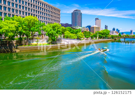 中之島と土佐堀川を行くボート 126152175