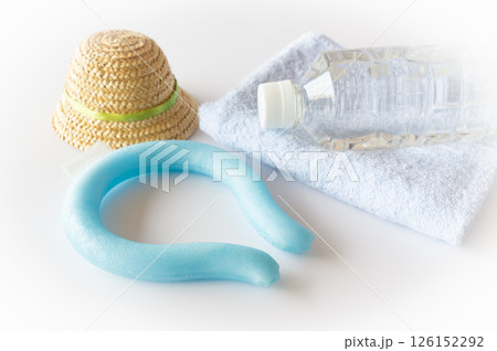 ネックリングとペットボトル入りの水　熱中症対策　冷却グッズ　水分摂取　健康管理　暑さ対策 126152292