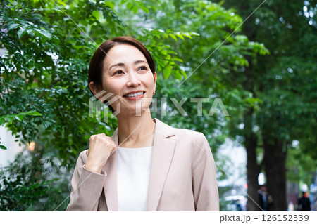 カジュアルスーツを着た若い女性　ビジネスイメージ 126152339