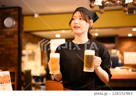 居酒屋でバイトをする女性 126152963