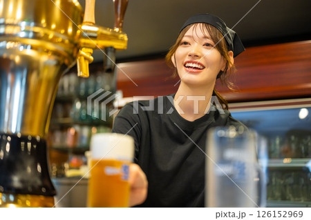 居酒屋でバイトをする女性 126152969