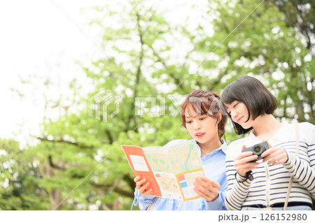 旅行をする女性のポートレート 126152980