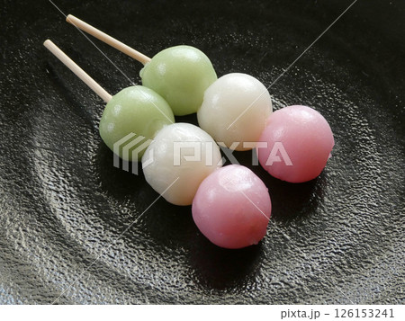 春、桜のピンク。夏、新緑の緑。冬、雪の白色を表現した、3色団子の写真 126153241