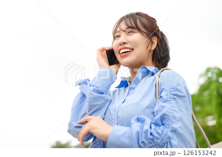 スマホと女性のポートレート スマホと女性のポートレート 126153242