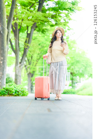 旅行をする女性のポートレート 126153245
