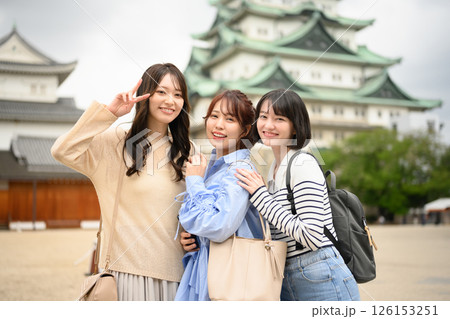 旅行をする女性のポートレート 126153251