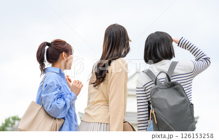旅行をする女性のポートレート 126153258