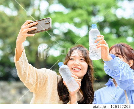 観光の思い出の写真を撮る女性たち 観光の思い出の写真を撮る女性たち 126153262