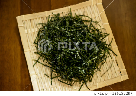 竹皿に盛られた刻みのりのクローズアップ 126153297