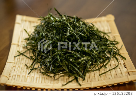 竹皿に盛られた刻みのりのクローズアップ 126153298