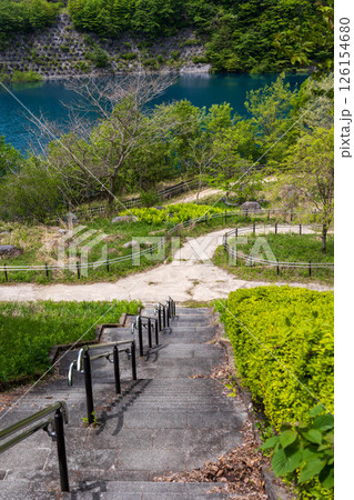 初夏の奥四万湖 せせらぎ公園の遊歩道 初夏の奥四万湖 せせらぎ公園の遊歩道 126154680