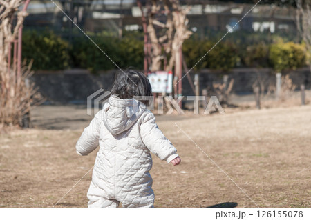 【相模原市立麻溝公園の芝生広場で遊ぶ1歳児　後ろ姿】 126155078