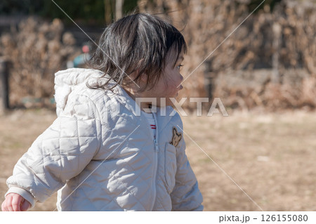 【相模原市立麻溝公園の芝生広場で遊ぶ1歳児】 126155080