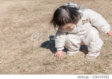 【相模原市立麻溝公園の芝生広場で遊ぶ1歳児 しゃがむ】 【相模原市立麻溝公園の芝生広場で遊ぶ1歳児 しゃがむ】 126155082