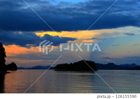 東の空に現れた反薄明光線 126155390