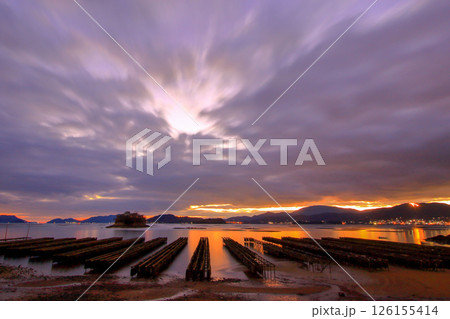 牡蠣抑制棚が並ぶ 冬の瀬戸内夕景 牡蠣抑制棚が並ぶ 冬の瀬戸内夕景 126155414