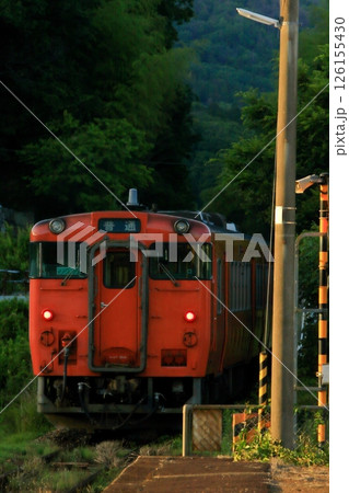 無人駅から出発する列車 126155430