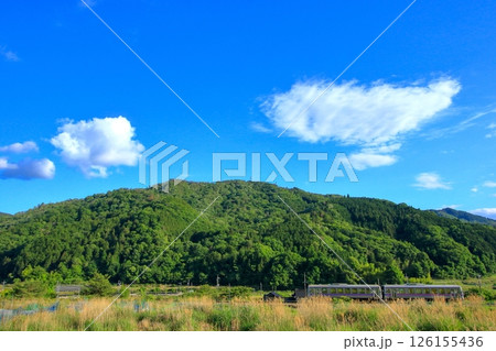 静かな里山を 大きな走行音を響かせて走る列車 126155436