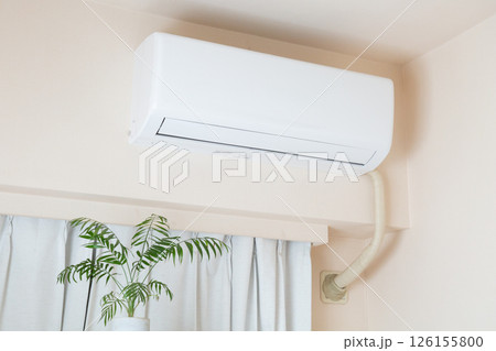 室内の家庭用エアコンと観葉植物 126155800