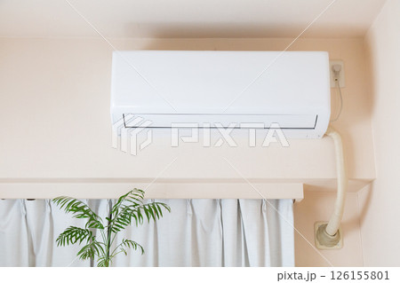室内の家庭用エアコンと観葉植物 室内の家庭用エアコンと観葉植物 126155801