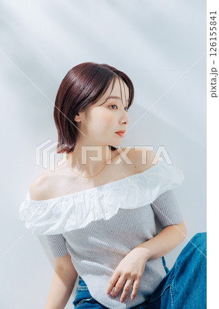 ナチュラルビューティーの若い女性 126155841