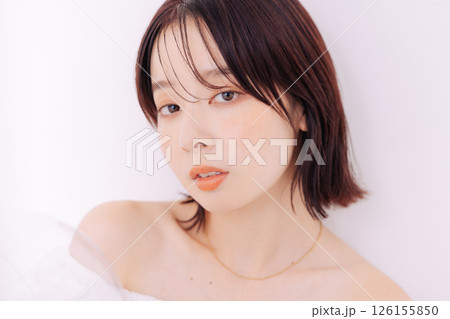 ナチュラルビューティーの若い女性 126155850